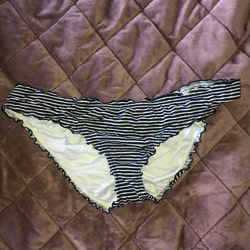 Ruffled swimsuit bottoms